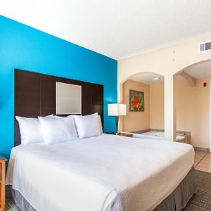 Deluxe One-Bedroom King Suite